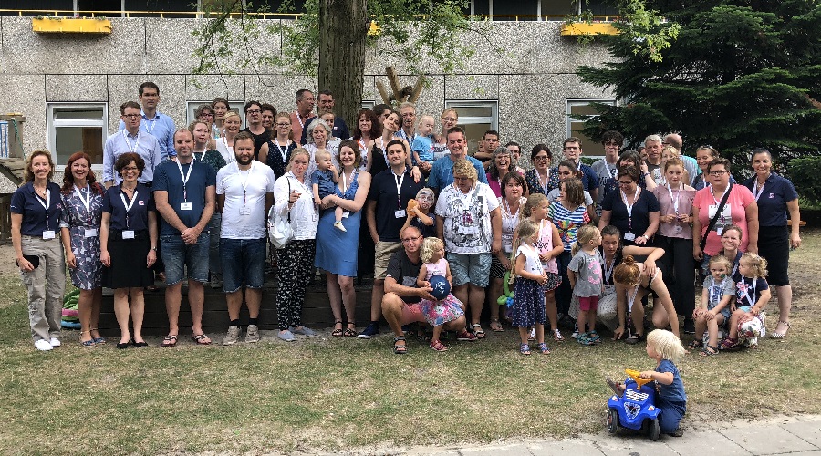 Gruppenbild LFS-Familientreffen 900×500